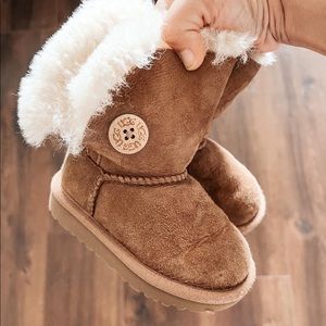 Uggs Bailey button